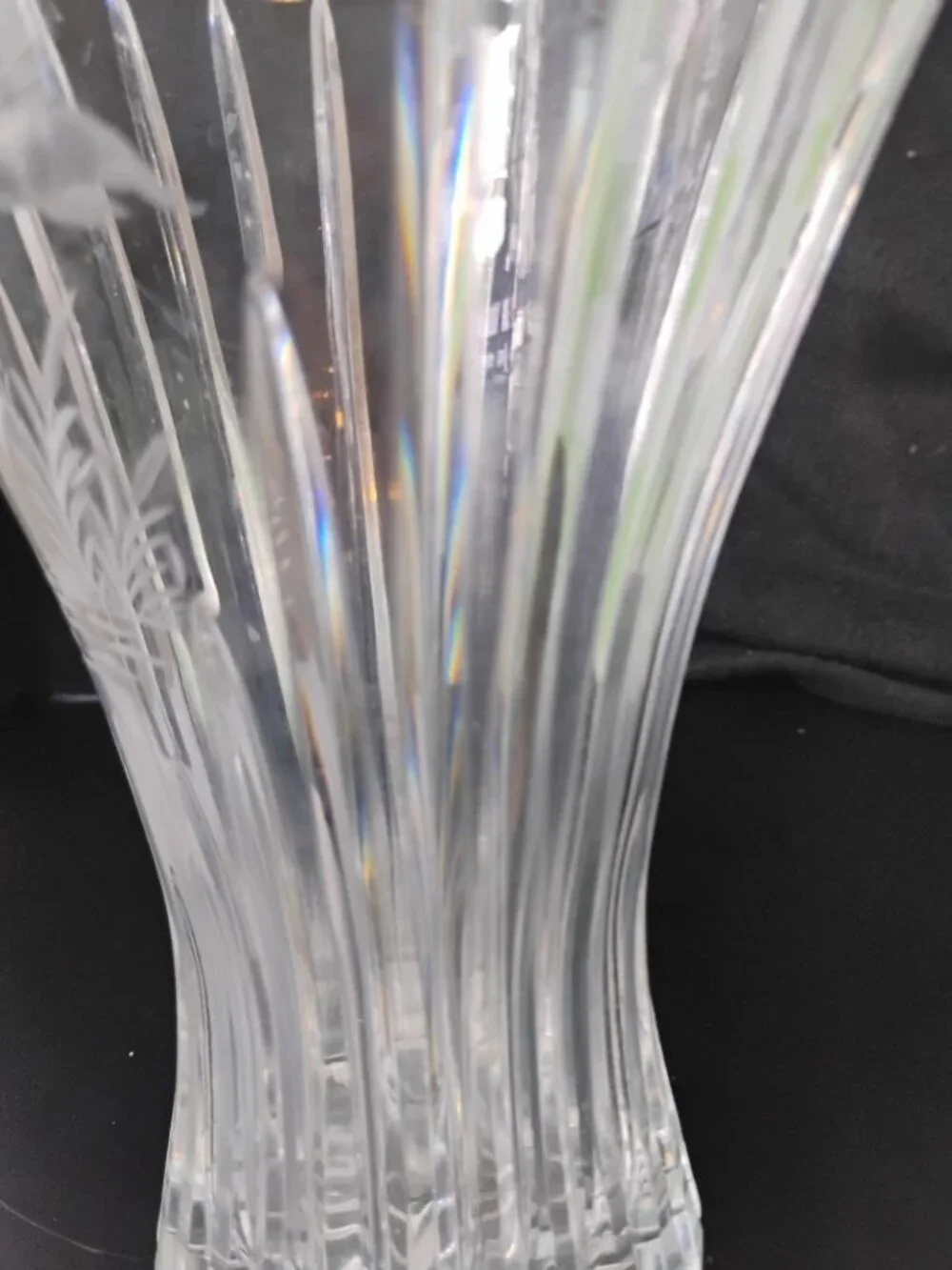 Ribbed crystal glass vase with swan etching